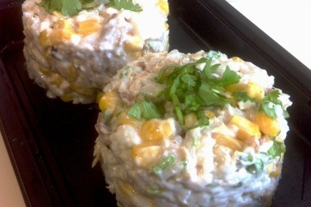 Салат рыбный с кукурузой и рисом