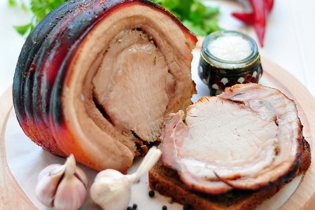 Фото к рецепту: Запеченный свиной рулет (arista in porchetta)