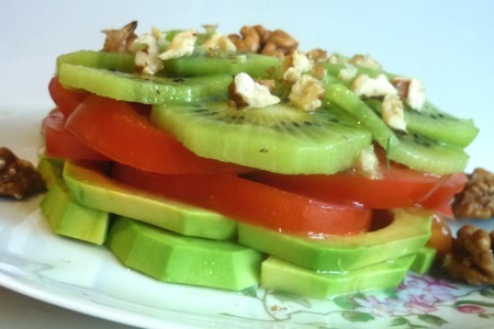 Фото к рецепту: Салат с авокадо,киви,томатом и грецкими орехами