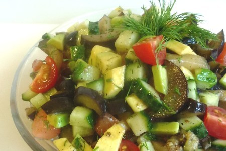 Фото к рецепту: Салат овощной с авокадо