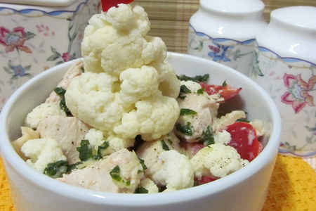 Фото к рецепту: Скоро зима и елка.. (салат из цветной капусты с курицей!)