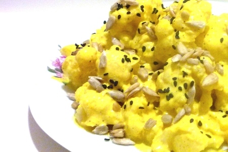 Фото к рецепту: Салат из цветной капусты с карри, семечками и кунжутом