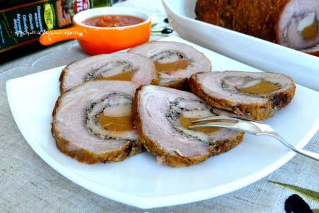 Фото к рецепту: Средиземноморский рулет из свиной шеи с печенью и салом