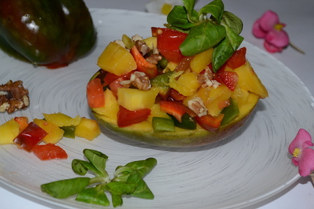 Фото к рецепту: Салат с манго, перцем и грецкими орехами "тройная польза"