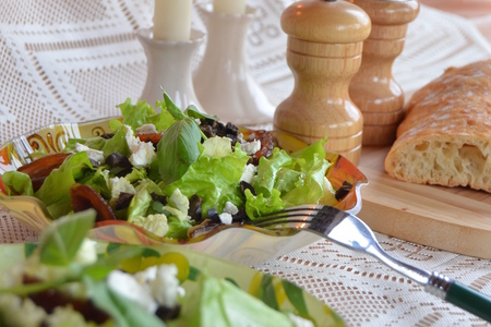 Фото к рецепту: Зеленый салат с финиками и фетой