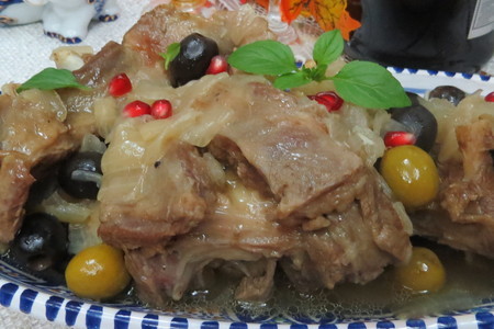 Фото к рецепту: Ароматный ягненок с маслинами и оливками