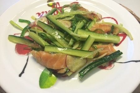 Фото к рецепту: Салат с лососем и редисом