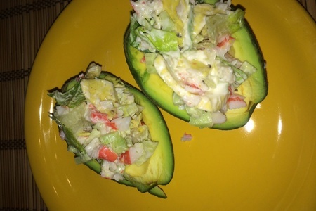 Фото к рецепту: Лодочки из авокадо с овощами и крабовыми палочками
