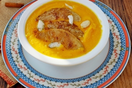 Фото к рецепту: Суп из тыквы с грушей и корицей