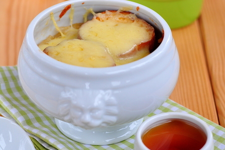 Фото к рецепту: Французский луковый суп с коньяком
