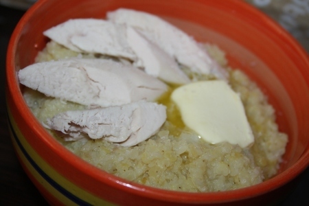 Фото к рецепту: Каша из пшеничных хлопьев с курочкой и маслом