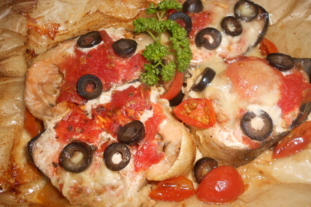 Фото к рецепту: Запеченная горбуша с моцареллой и маслинами в пергаменте