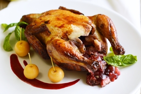Фото к рецепту: Цыпленок в вишнево-соевом соусе с яблоками.