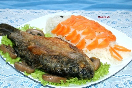 Фото к рецепту: Жареные караси с гарниром из риса янтарь, овощей и грибов "золотая рыбка" за 30 минут