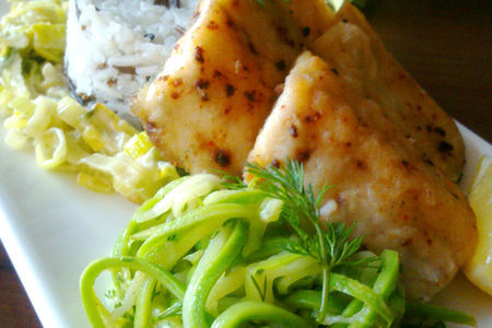 Фото к рецепту: Рыба сибас, рис басмати микс на подушке из сливочного порея и салат из кабачка
