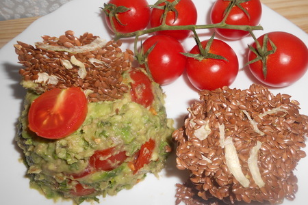 Фото к рецепту: Крекеры с гуакомоле