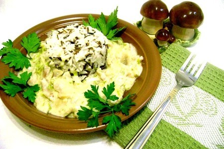 Фото к рецепту: Свинина с грибами и пореем в сметанном соусе с рисом басмати mix от мистраль за 15 минут.