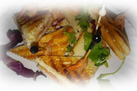Фото к рецепту: Клаб-сэндвичи с семгой и креветками.