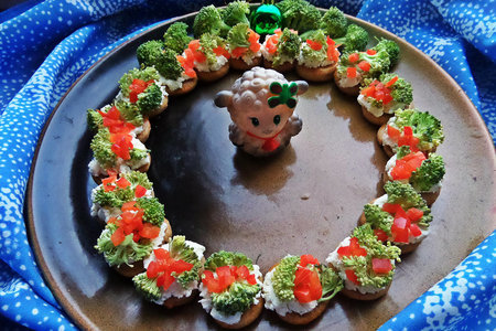 Фото к рецепту: Рождественский венок - закуска с маскарпоне и овощами