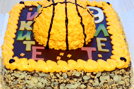 Фото к рецепту: Баскетбольный торт ко дню рождения ребенка (без мастики)