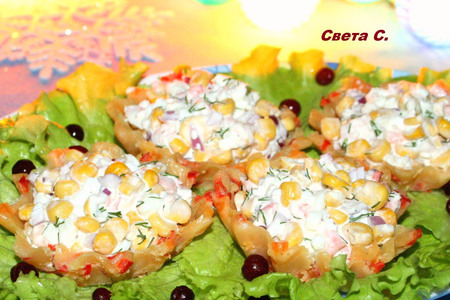 Фото к рецепту: Салат с креветками в сырно-овощных тарталетках "калейдоскоп"
