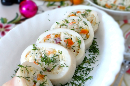 Фото к рецепту: Новогодний крабовый салат в кальмаре