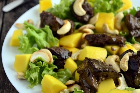 Фото к рецепту: Теплый салат из гусиной печени, манго и кешью