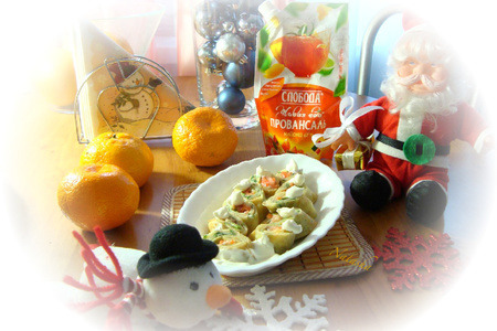 Фото к рецепту: Блинные роллы с авокадо и форелью.