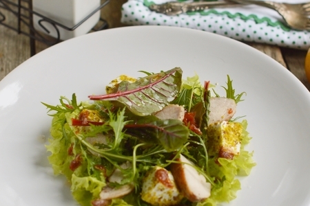 Фото к рецепту: Салат из филе кролика с сыром фета и вялеными томатами.