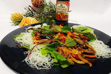 Фото к рецепту: Тайский салат с фунчозой и свининой