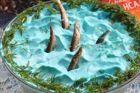 Фото к рецепту: Салат со шпротами "рыбки в пруду"