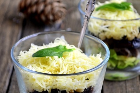 Фото к рецепту: Салат  с авокадо, черносливом и сыром