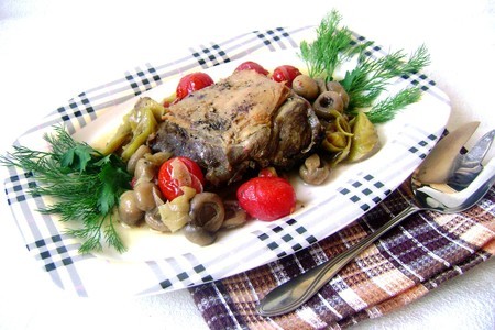 Фото к рецепту: Баранина, томленая в белом вине с грибами и помидорами.
