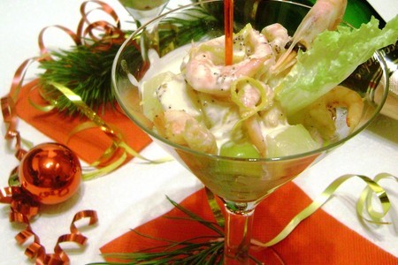 Фото к рецепту:  салат-коктейль с креветками «новогодний шик».