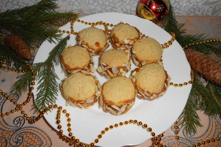 Фото к рецепту: Домашнее печенье с вареной сгущенкой и миндальными лепестками
