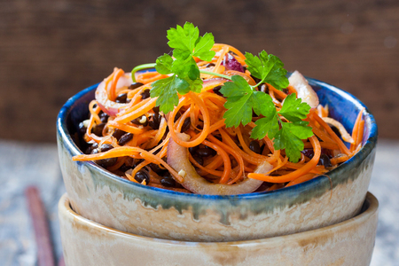 Острый салат с морковью и черной чечевицей в азиатском стиле