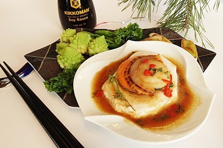 Фото к рецепту: Судзуки с хотате-гай - морской окунь с гребешком.