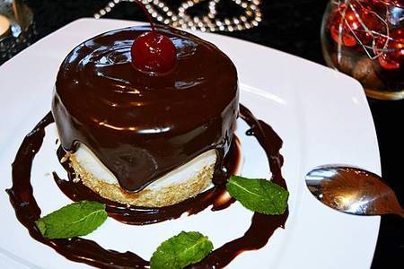 Фото к рецепту: Чизкейк с карамельно-шоколадным ганашом