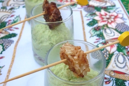 Фото к рецепту: Креветки в кокосовой и льняной панировке с  соусом из авокадо