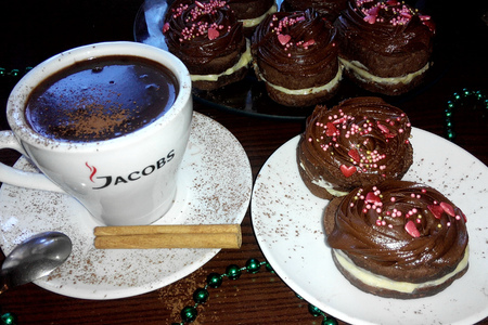 Фото к рецепту: Шоколадное печенье с кокосовым кремом + горячий шоколад с корицей и апельсином