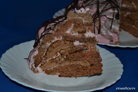 Фото к рецепту: Шоколадный торт «опавшие листья» со сметанно-смородиновым кремом
