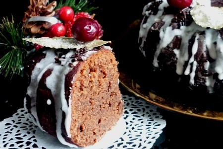 Фото к рецепту: Рождественский пряный шоколадный кекс без яиц и масла, с черносливом и черемухой 