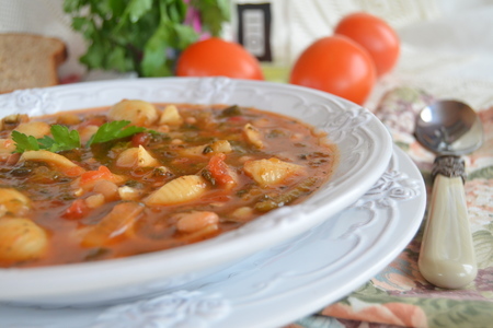 Фото к рецепту: Густой томатный суп с фасолью, шпинатом и пастой "итальянская фантазия"