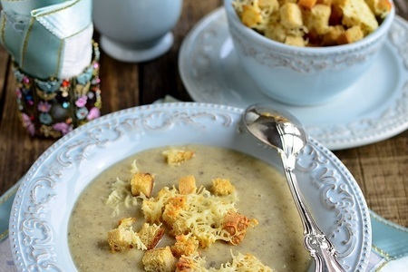 Фото к рецепту: Быстрый грибной суп-пюре с сухариками с сыром
