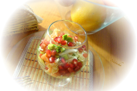 Фото к рецепту: Салат с авокадо и грейпфрутом "зимняя радость"