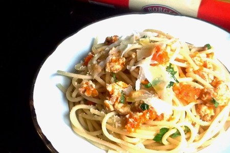 Фото к рецепту: Спагетти в соусе из  тыквы и куриной грудки,с трюфельным маслом и бренди