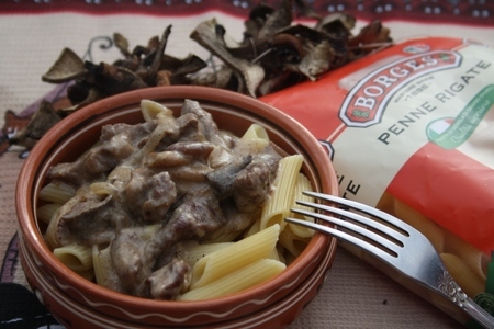 Фото к рецепту: Пенне ригате с мясным соусом с грибами "аля бефстроганов" 