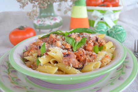 Фото к рецепту: Паста  с томатным соусом и морепродуктами