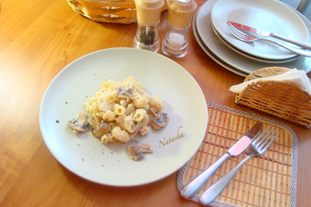 Фото к рецепту: Паста с шампиньонами и курицей в сливочном соусе.