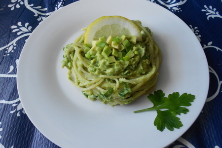 Фото к рецепту: Спагетти с авокадо и лимоном